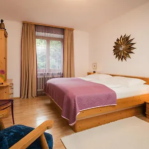 https://villa-marwa-ruheoase-im-grunen-mit-stadtblick.ischgl-hotels.net